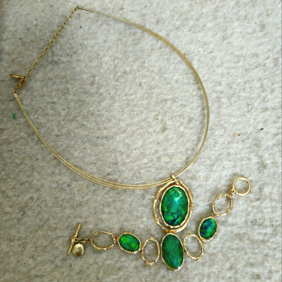 Jones New York Green Abalone Gems Gold Statement Necklace Bracelet Set 40$